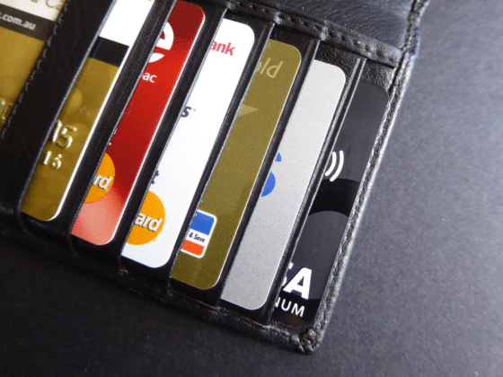 Un porte-monnaie avec des cartes bancaires