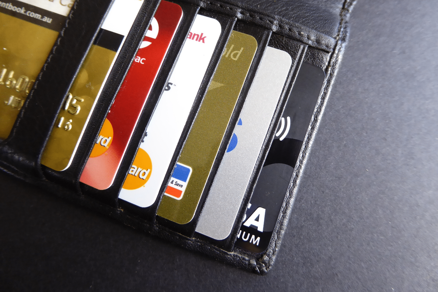 Un porte-monnaie avec des cartes bancaires