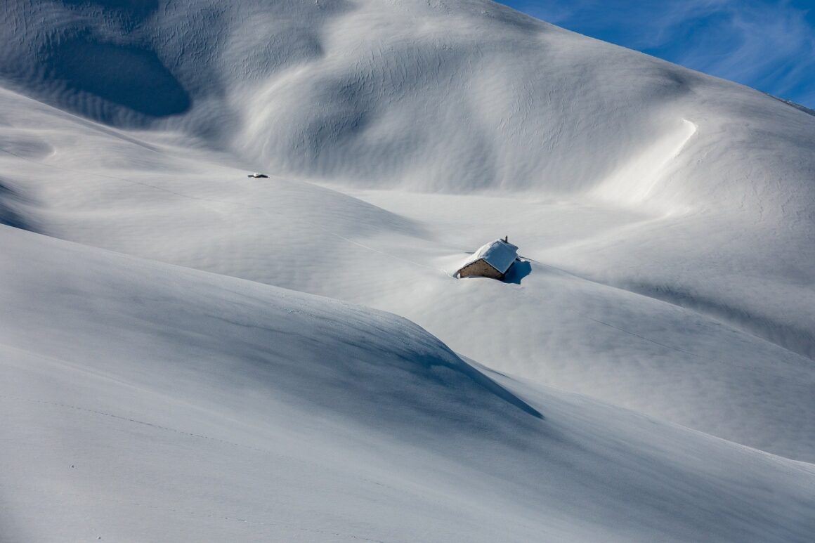 chalet dans la neige en Suisse