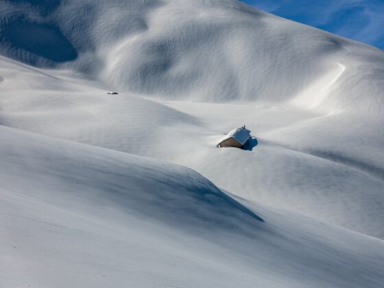 chalet dans la neige en Suisse