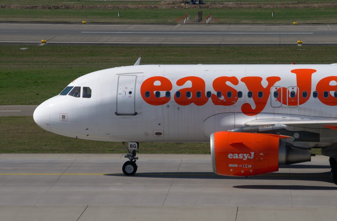 easyjet 2274138 1920