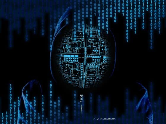 Un visage de hacker avec des 0 et des 1