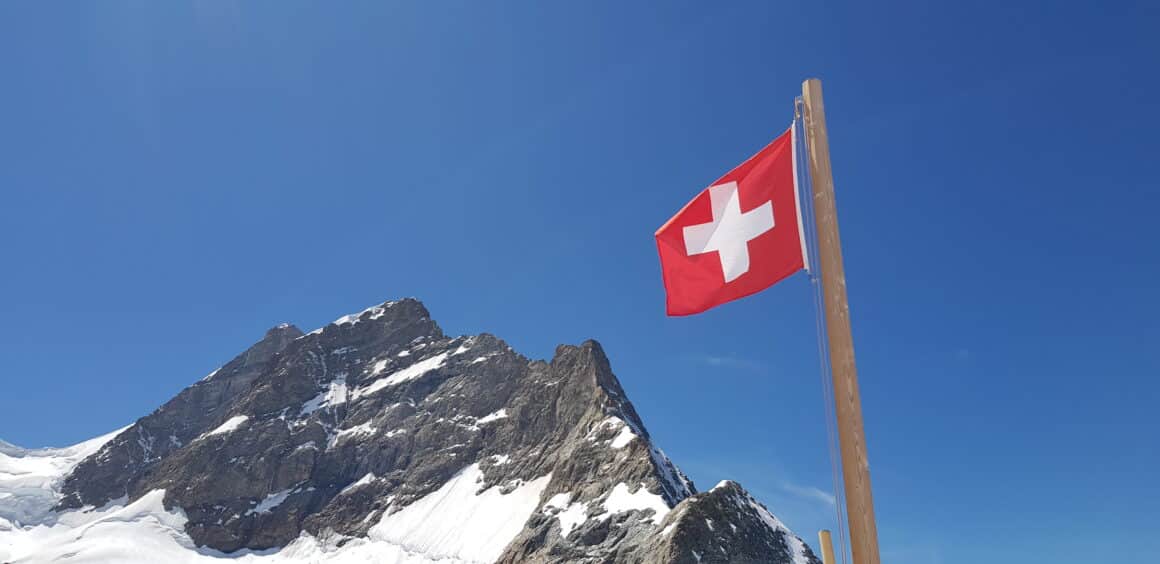 drapeau suisse avec montagne