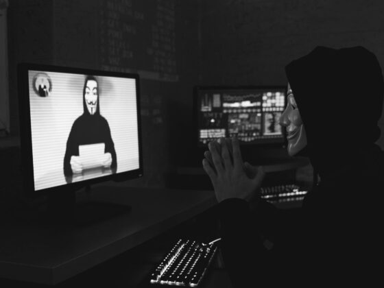 photo monochrome de deux personnes en train de passer un appel vidéo