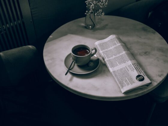 tasse en céramique sur soucoupe en céramique sur table ronde