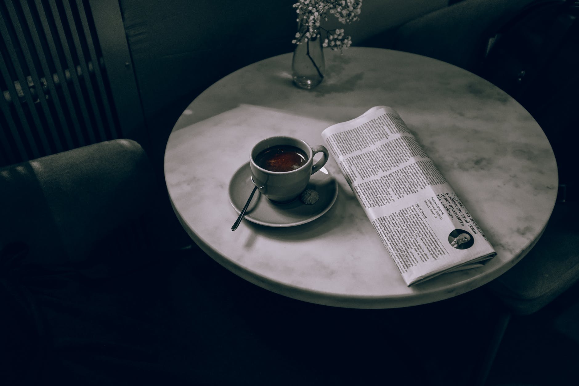 tasse en céramique sur soucoupe en céramique sur table ronde
