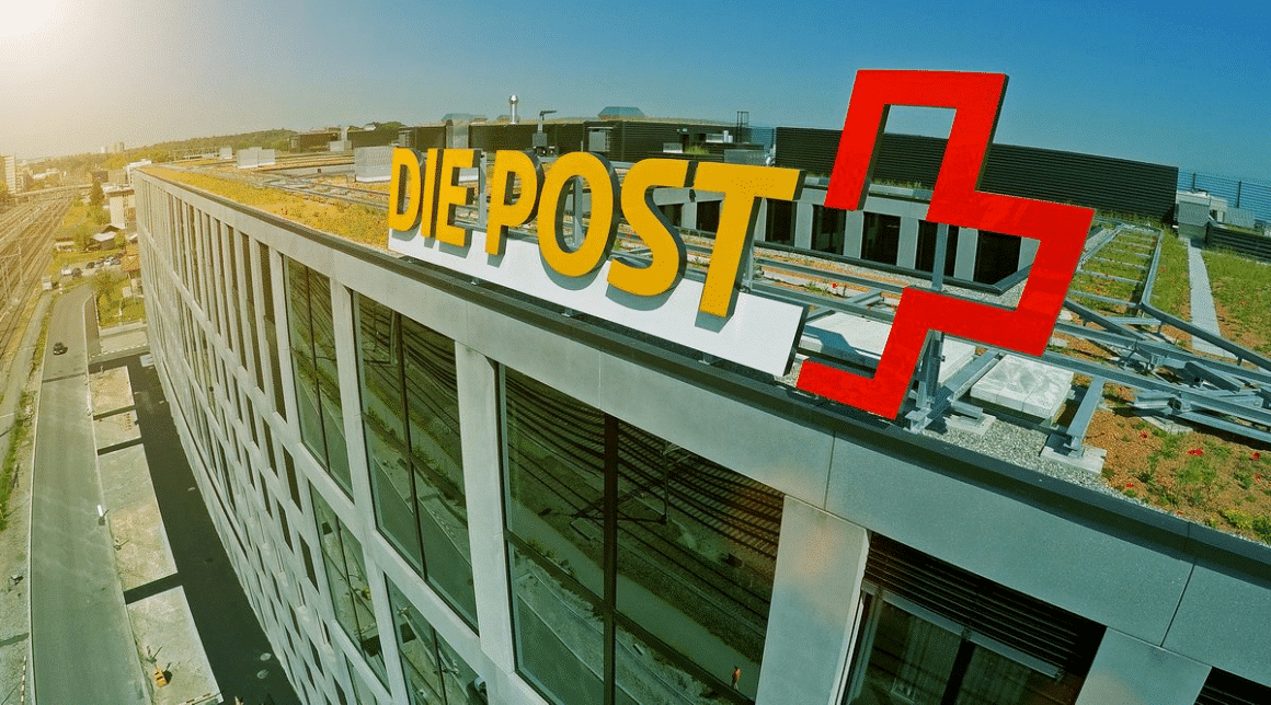 logo La Poste (Suisse) sur un bâtiment (source statup ticker)