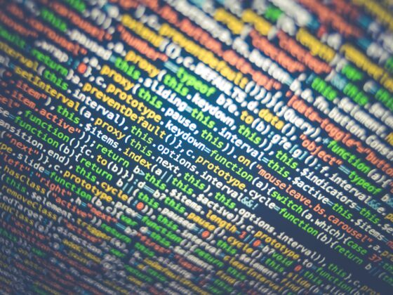 du code informatique en jaune blanc et vert sur un fond noir