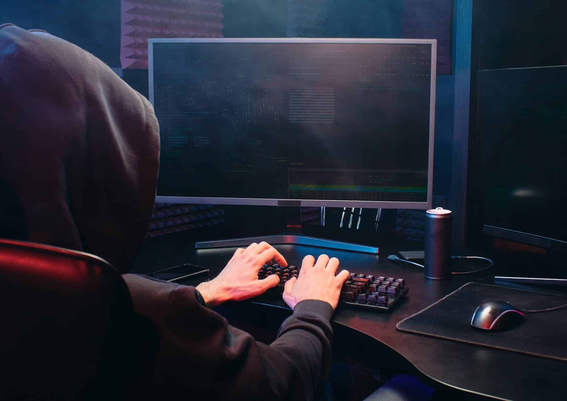 un pirate devant un écran et en train de coder