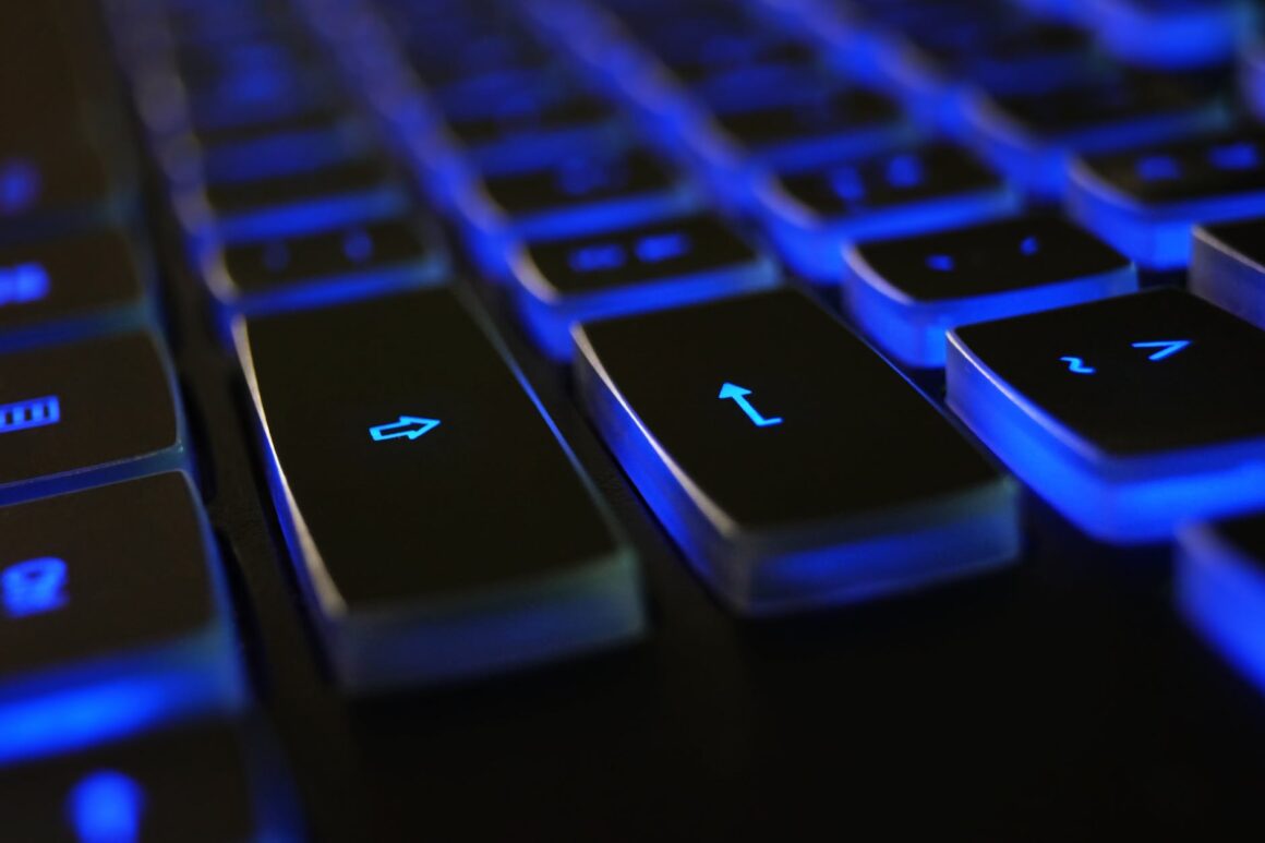 une macro photo d'un clavier avec un reflet bleu sur les bord des touches