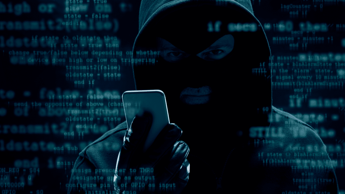 Un pirate à capuche avec des codes en surimpression