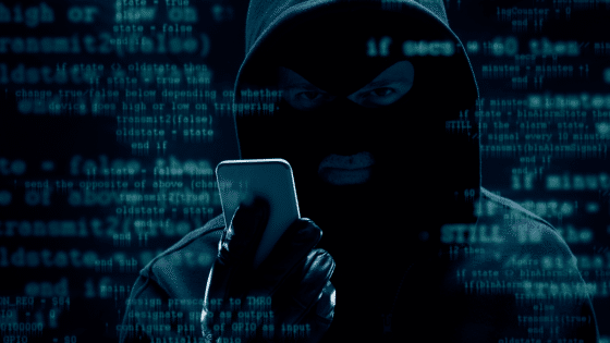 Un pirate à capuche avec des codes en surimpression