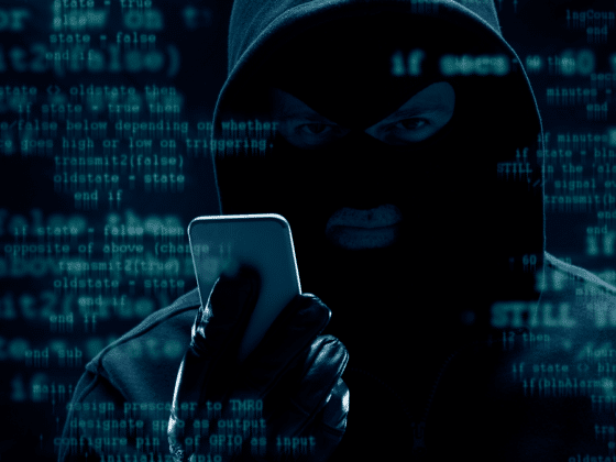 Un pirate à capuche avec des codes en surimpression