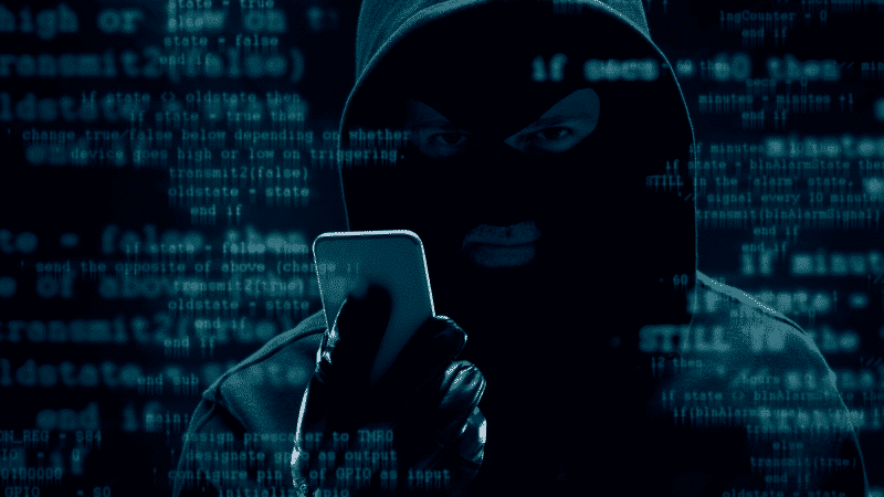 Un pirate à capuche avec des codes en surimpression