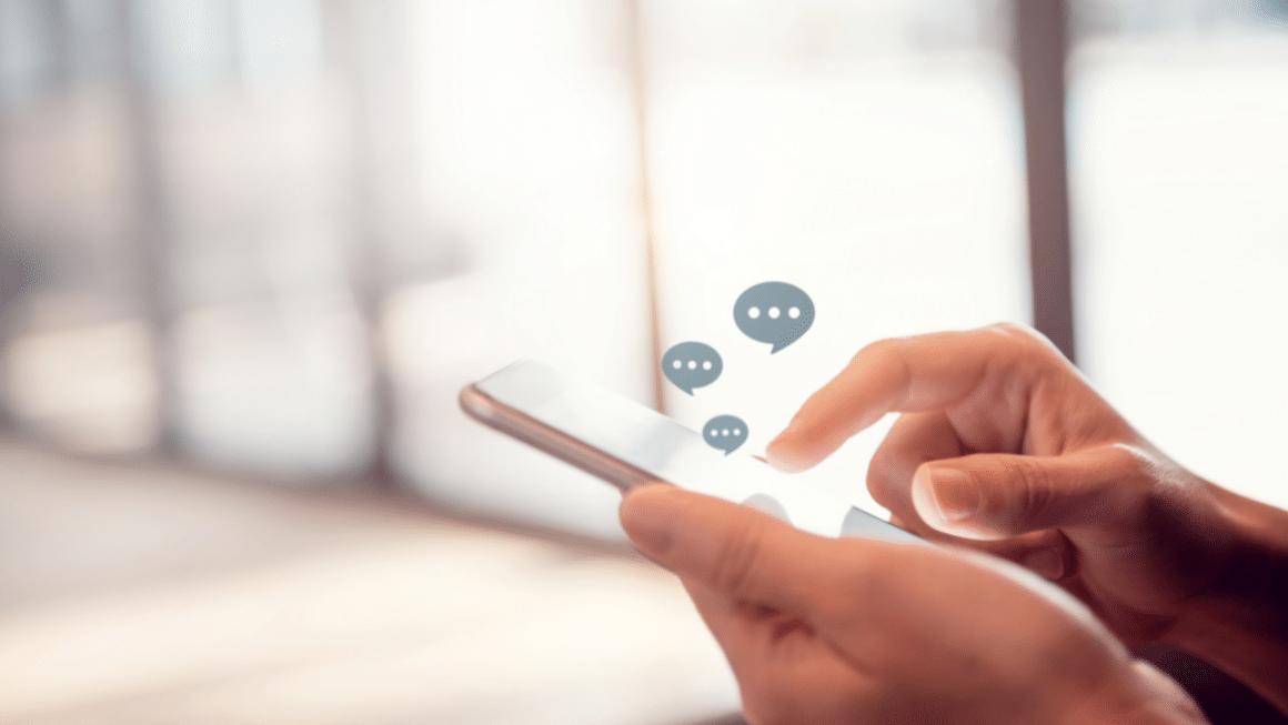 Mobile avec icône de messages sous forme de bulles