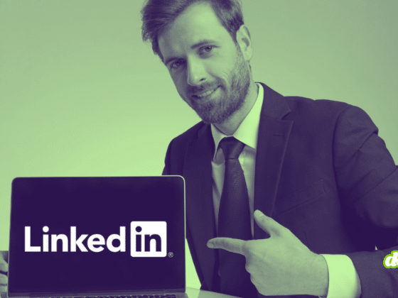 Illustration d'un homme en costume pointant un écran d'ordinateur affichant le logo LinkedIn, illustrant la cyberattaque de la Corée du Nord où le groupe UNC2970 piège les chercheurs en sécurité via de fausses offres LinkedIn.