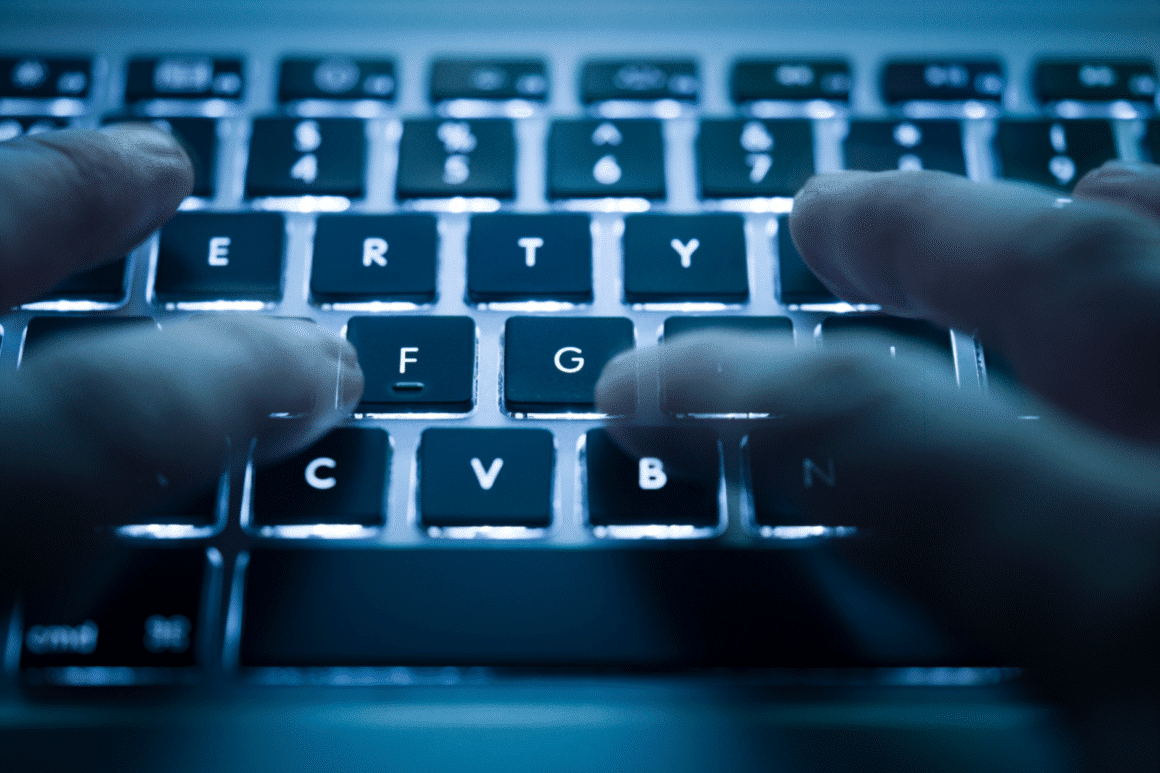 Un clavier avec des doigts en mouvement