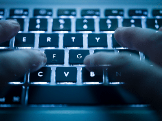 Un clavier avec des doigts en mouvement