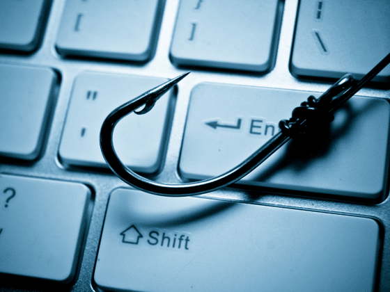 Un hameçon posé un clavier