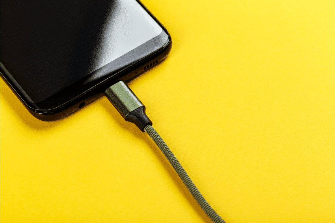La FCC et le FBI mettent en garde contre le 'juice jacking' sur les stations de recharge USB publiques