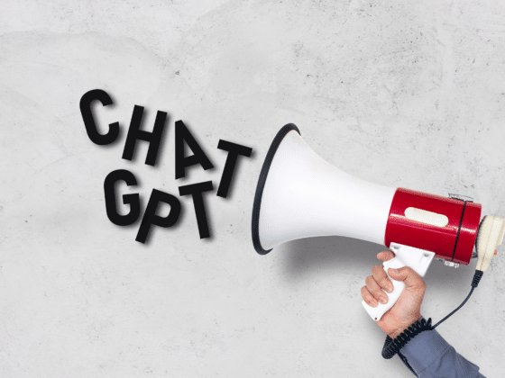 main d'homme tenant un mégaphone et le message ChatGPT sur un fond blanc