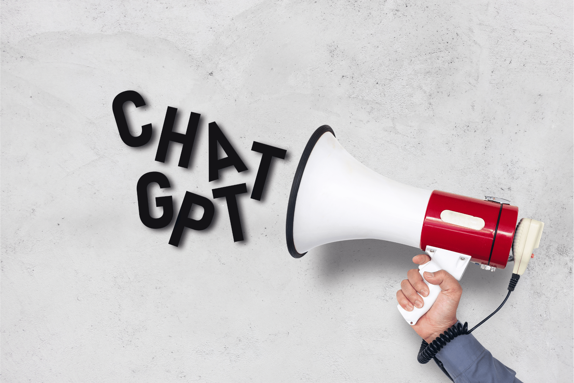 main d'homme tenant un mégaphone et le message ChatGPT sur un fond blanc