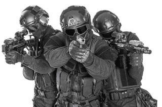 3 officiers du SWAT armés