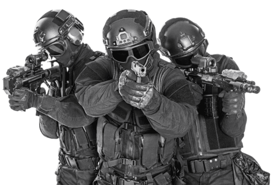 3 officiers du SWAT armés