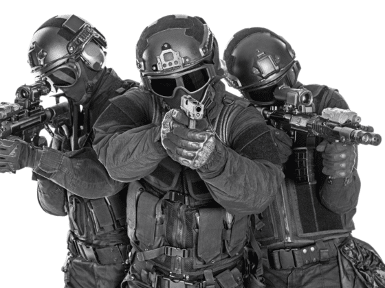 3 officiers du SWAT armés