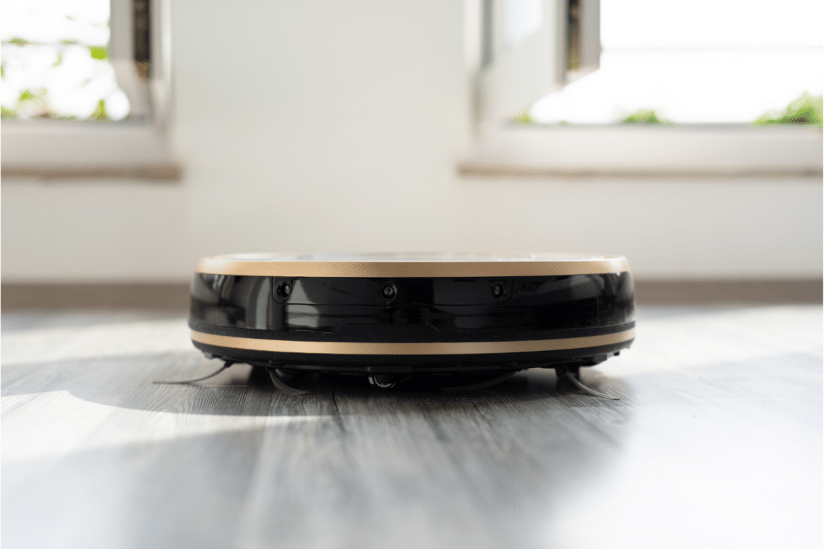 un aspirateur robot sur un sol