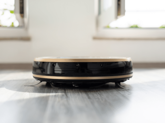 un aspirateur robot sur un sol