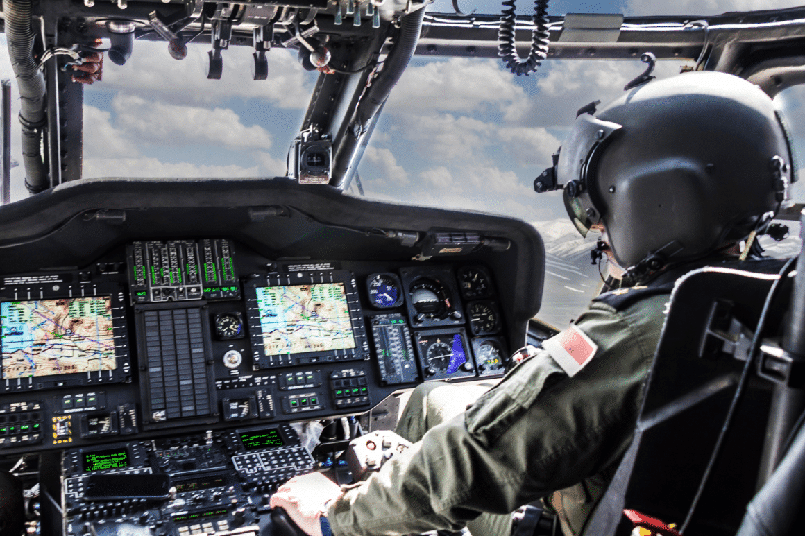 Le cockpit d'un hélicoptère avec son pilote