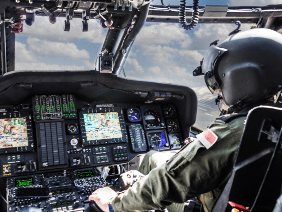 Le cockpit d'un hélicoptère avec son pilote