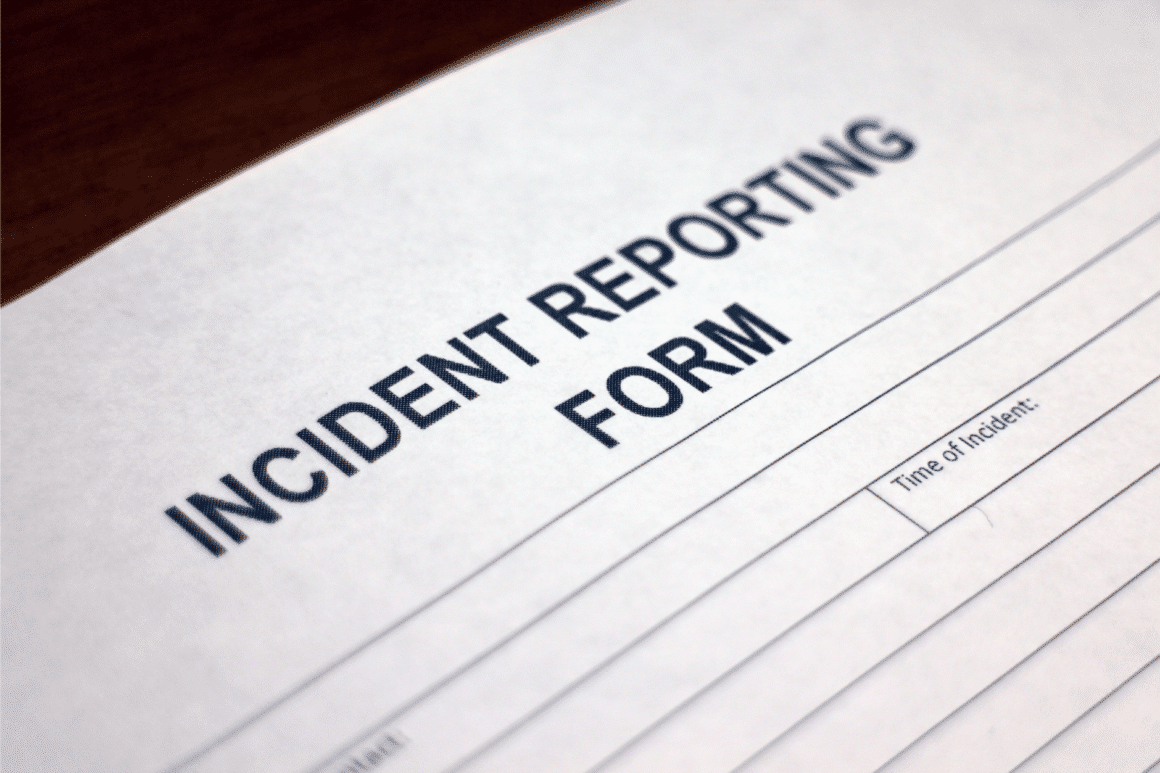 Une feuille de papier imprimée pour annoncer un incident