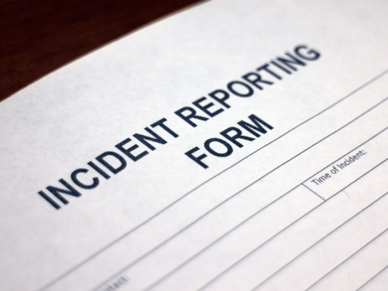 Une feuille de papier imprimée pour annoncer un incident