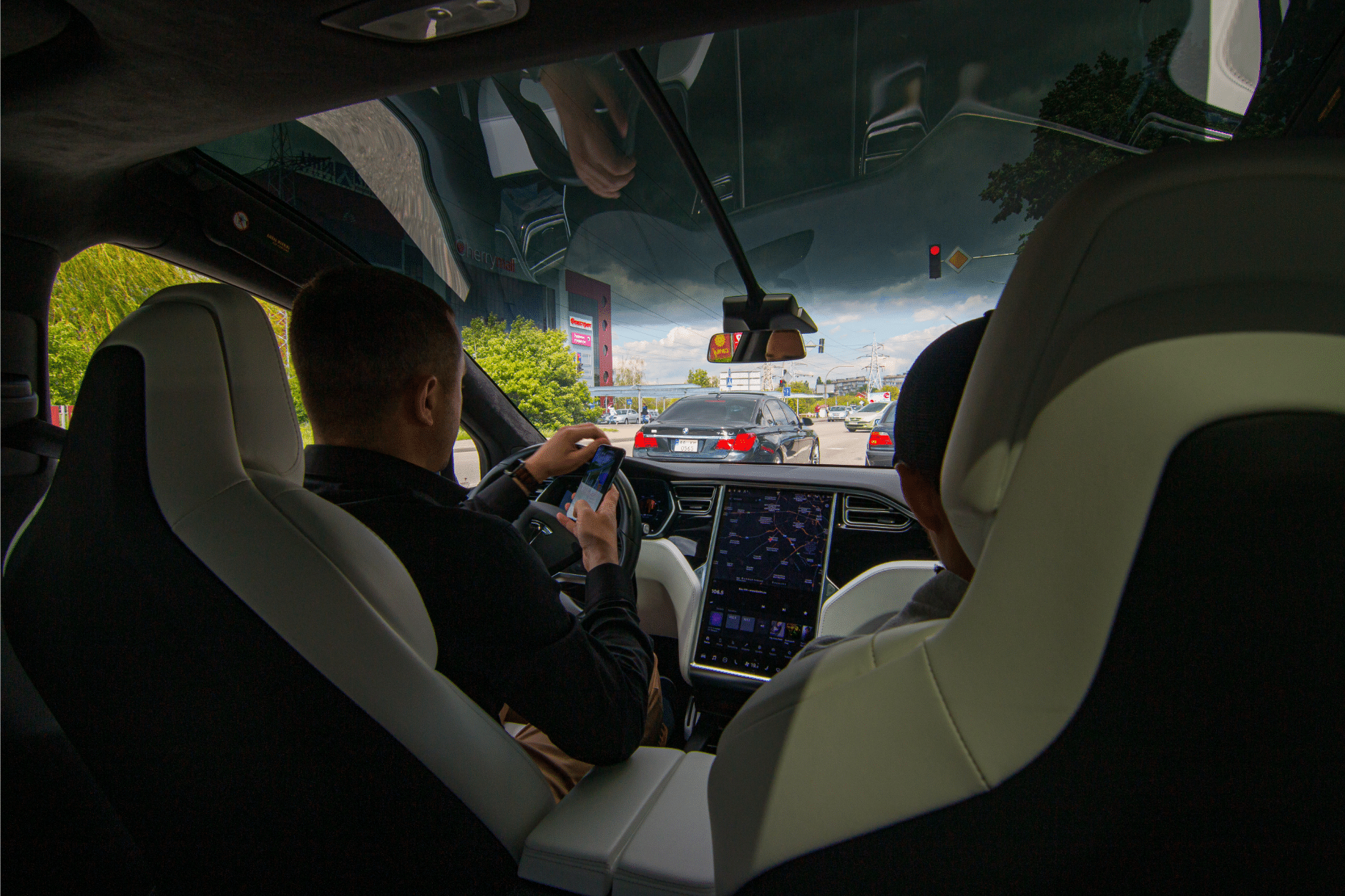 Des employés de Tesla partagent des vidéos de caméras embarquées