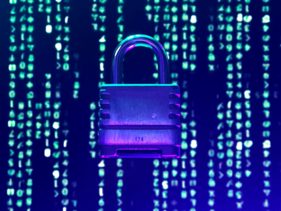 Un cadenas de protection sur fond bleu numérique