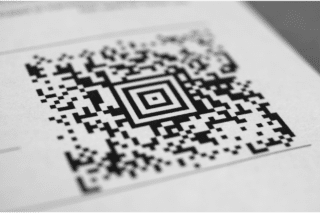 Un code QR sur un fond blanc