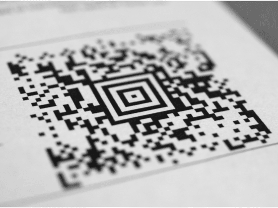 Un code QR sur un fond blanc