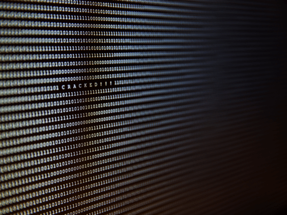 La mention craqué au milieu de ligne de suite de 0 et 1 informatique