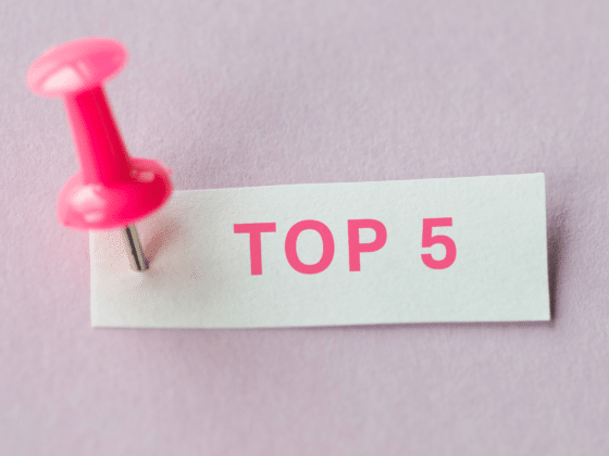 étiquette top 5 fixée sur un tableau rose61252