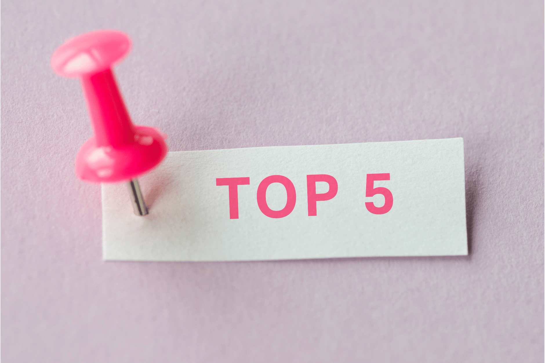 étiquette top 5 fixée sur un tableau rose61252