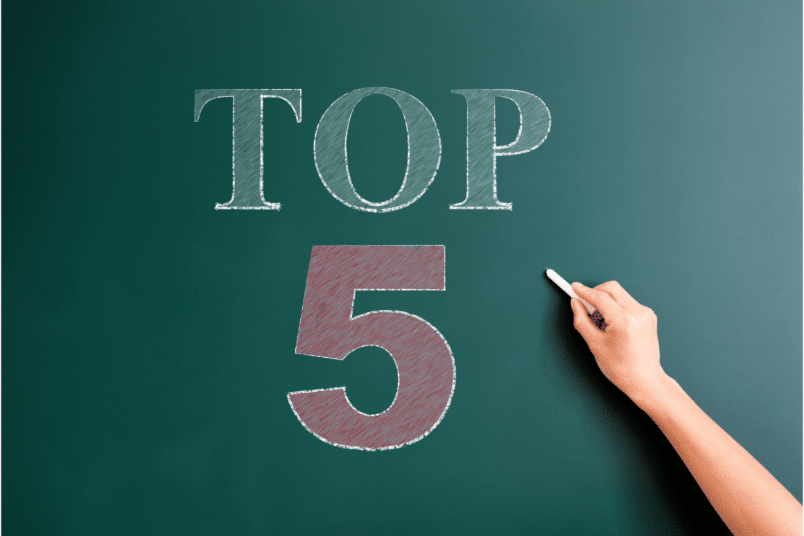 top 5 à la craie sur un tableau noir