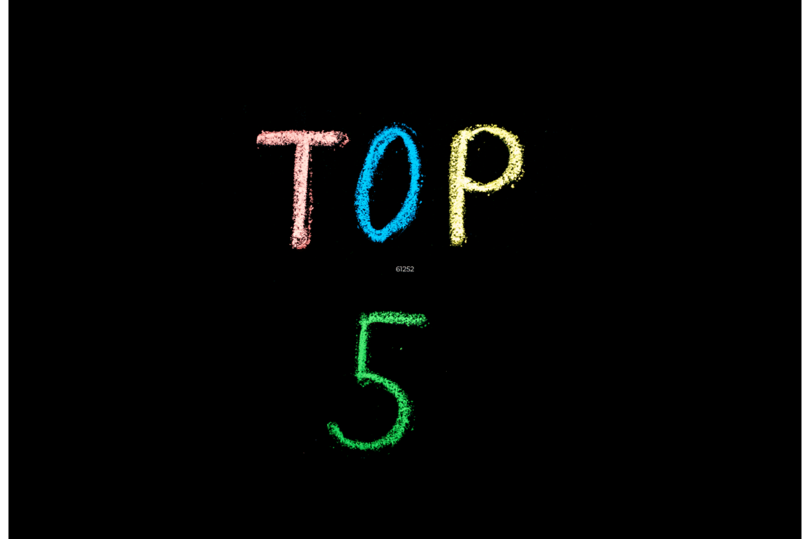 top 5 multicolor à la craie sur un tableau noir