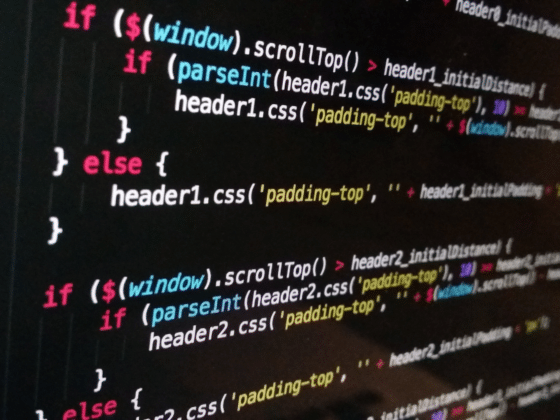 Du code informatique multicolore sur un fond noir