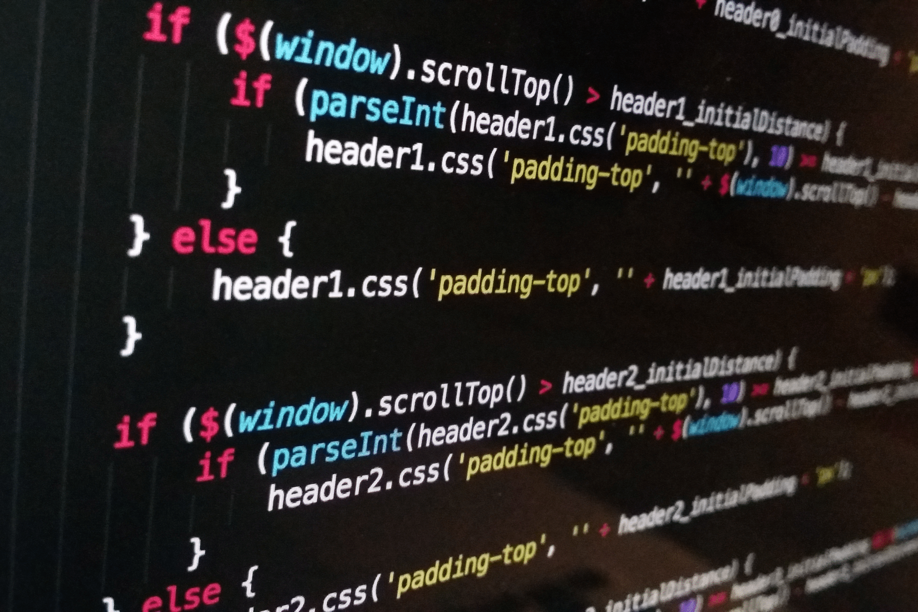 Du code informatique multicolore sur un fond noir
