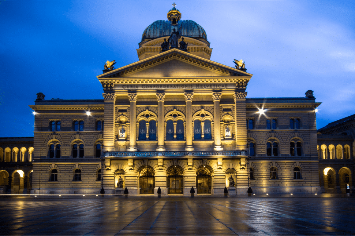 Le Palais Fédéral Suisse à Berne éclairé