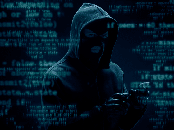 Un cybercriminel à capuche au milieu de code en surimpression