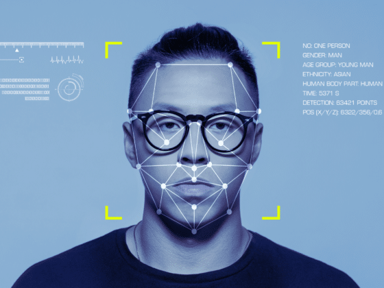 Un visage avec des lignes de mesures biométriques superposées pour la reconnaissance faciale