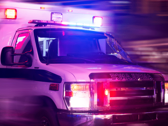 Une ambulance tout feux d'urgence allumés dans la nuit
